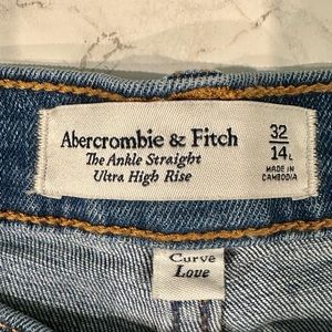 Brand new Abercrombie & Fitch Curve Love high rise straight leg jeans 14/32